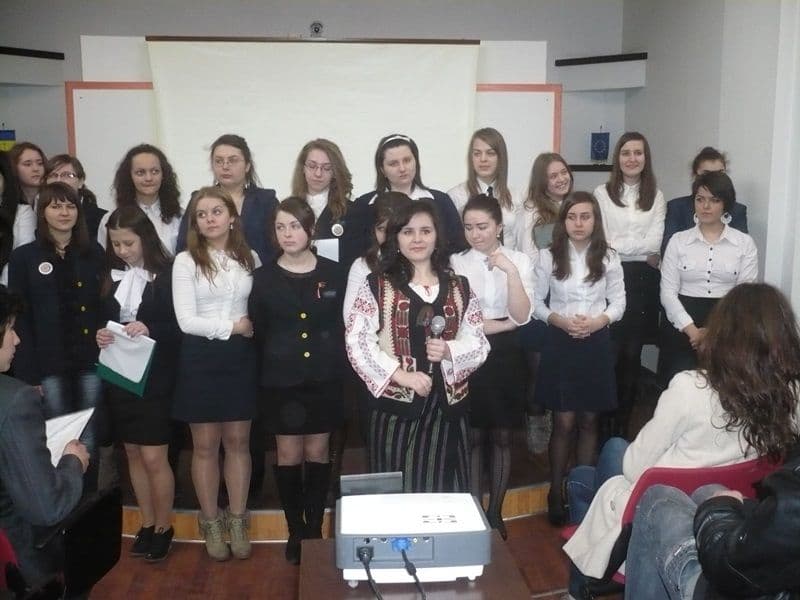 „MAMA” sărbătorită la C. N. „Grigore Ghica” prin poezii şi cântece