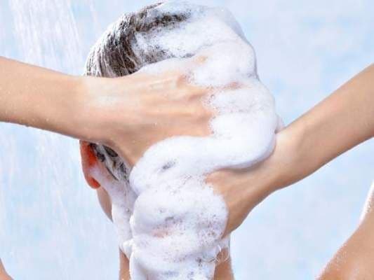 Tratamente naturiste împotriva mătreții