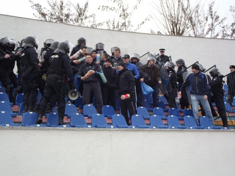 Scandal iscat între membri unei galerii! Jandarmii au intervenit şi au evacuat galeria
