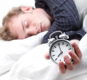 Cu cât dormim mai puţin, cu atât ne îngrăşăm mai mult