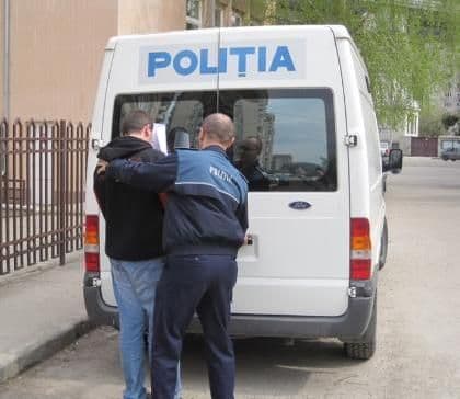 Tânăr recalcitrant, încătușat de poliţişti 