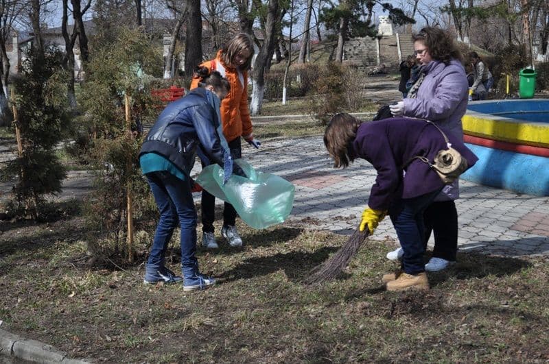 Parcul „Grădina de vară” ecologizat de copiii de la Şcoala Nr.5 Dorohoi