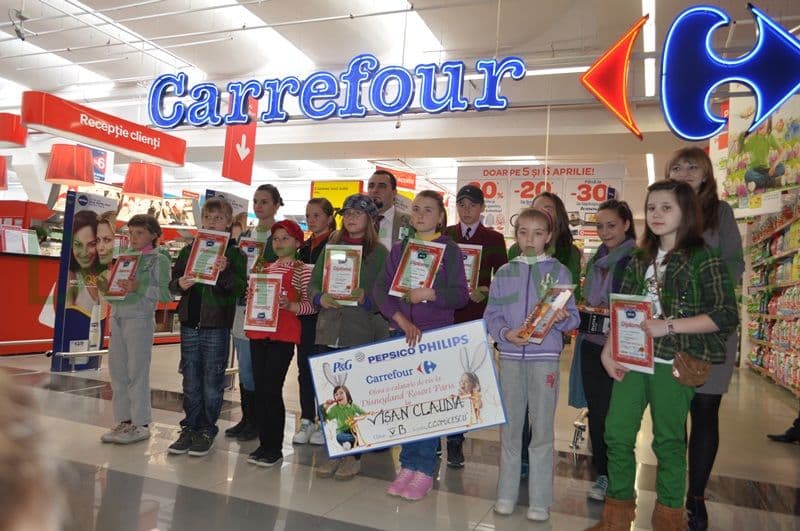 Elevi dorohoieni premiați la Concursul de desene Carrefour, ediţia Paşti 2012 [VIDEO|FOTO]