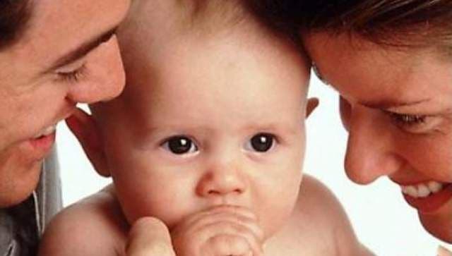 Noua Lege a adopţiilor intră în vigoare sâmbătă: românii din străinătate vor putea înfia copii