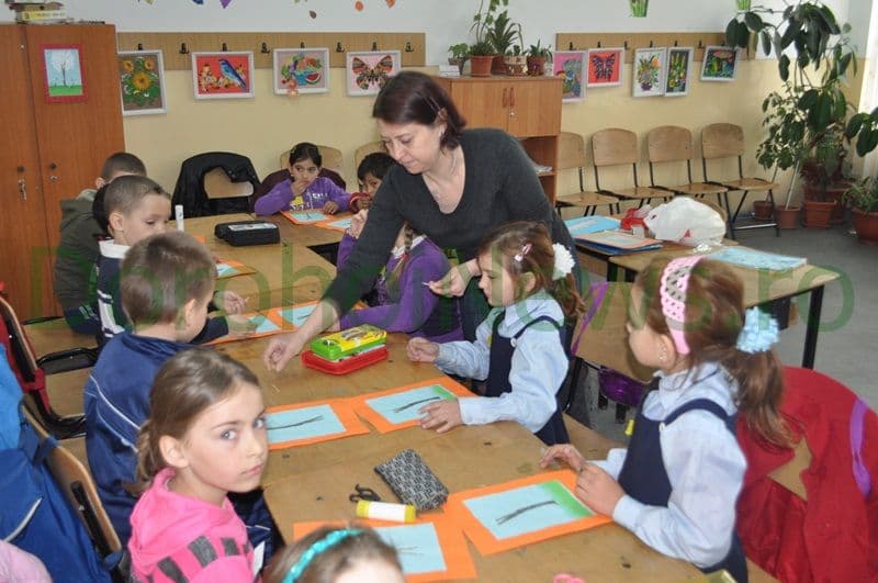 Surprizele hârtiei: Învățătoarea cu talente ascunse
