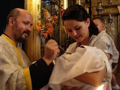 Când şi cum se dă Sfânta Împărtăşanie copiilor mici