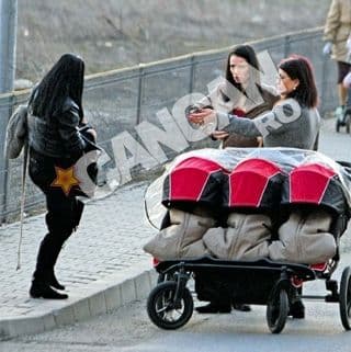 Şoferi, feriţi-vă, trec tripleţii Nicoletei Luciu! Căruciorul n-are loc pe trotuar!