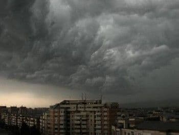 AVERTIZARE METEO: Ploi torenţiale, vânt puternic şi descărcări electrice