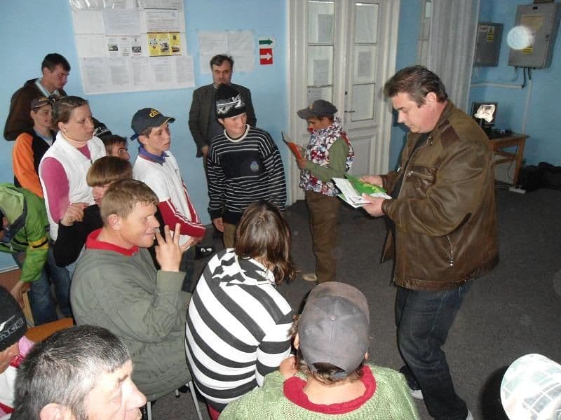 Acţiuni de voluntariat şi parteneriate între unităţile de învăţămănt din Borzeşti, Pomîrla şi Dersca [FOTO]