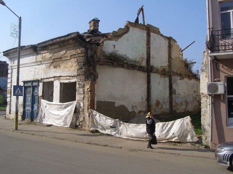 Clădiri devenite focare de infecţii în centrul oraşului Dorohoi