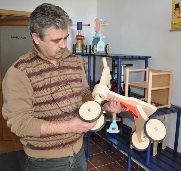 Jucăriile din lemn produse la Botoşani, cele mai căutate din lume