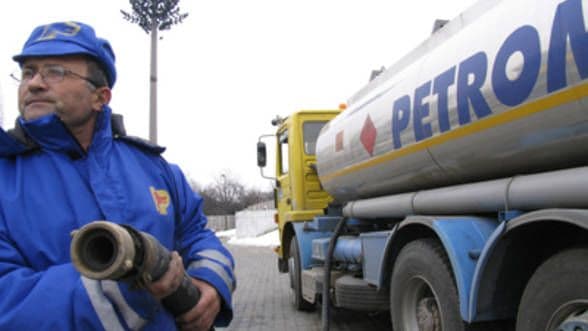 Benzina s-a scumpit din nou. Cu cât a majorat Petrom preţul carburantului