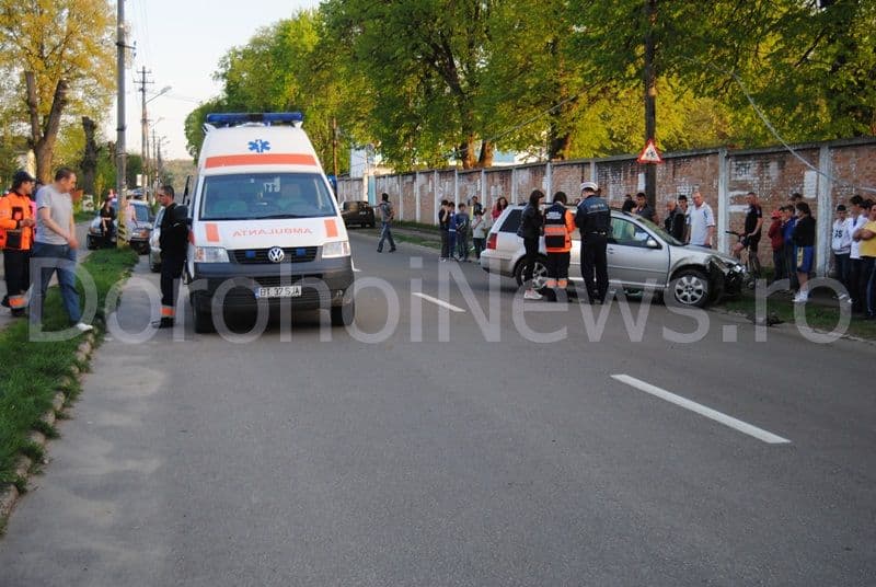 O tânără șoferiță din Dorohoi a dărâmat un stâlp pe strada 1 Decembrie