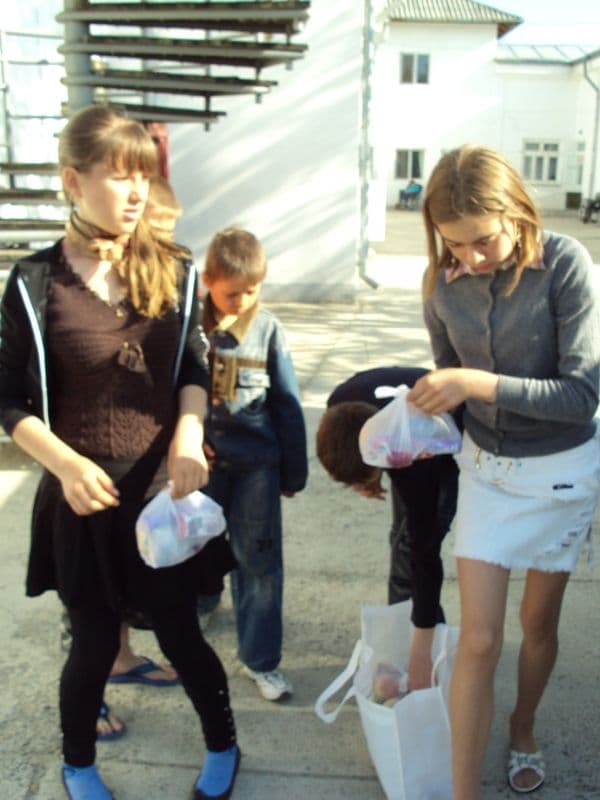 „Ziua solidarităţii între generaţii” marcată de câţiva elevi de la Broscăuţi