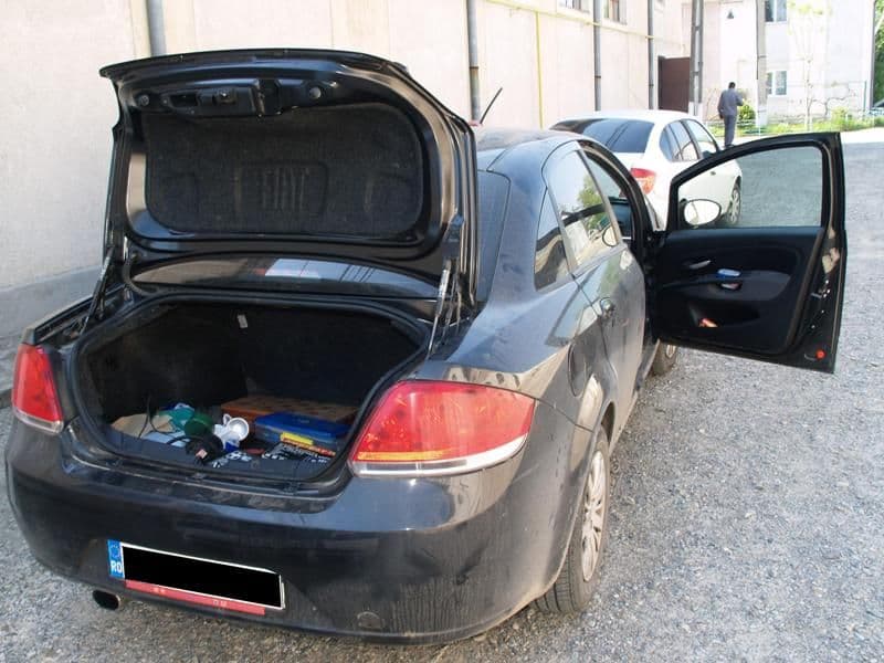Autoturisme căptuşite cu mii de ţigarete de contrabandă