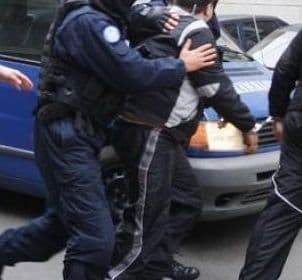 Bărbați prinşi de jandarmi după ce au furat bunuri din curtea unei locuinţe