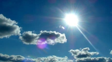 PROGNOZA METEO: Vreme caldă şi capricioasă