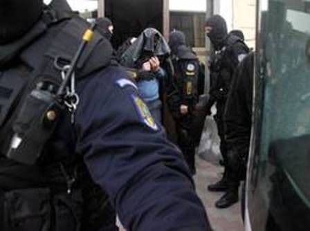 Grupare infracțională destructurată de polițiști