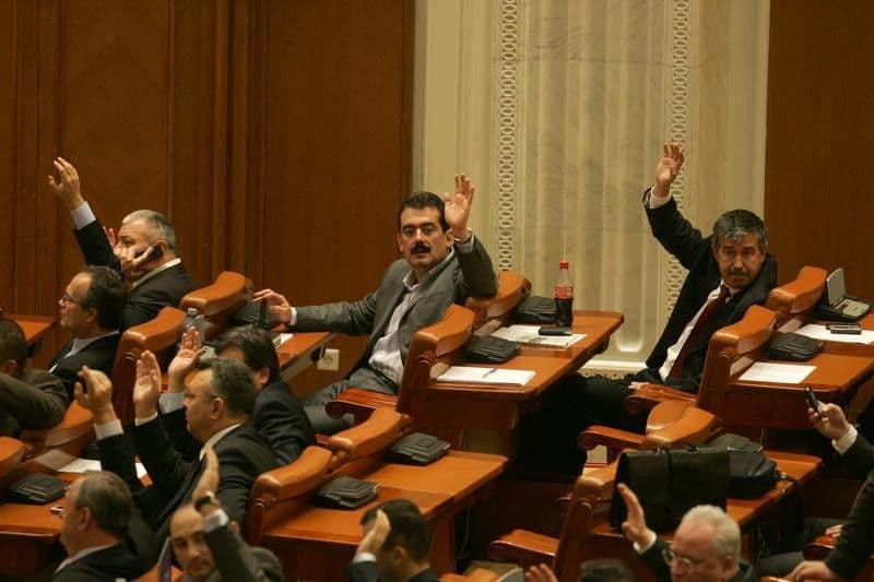 LEGI TRĂSNITE: Ce iniţiative legislative au trecut tacit senatorii