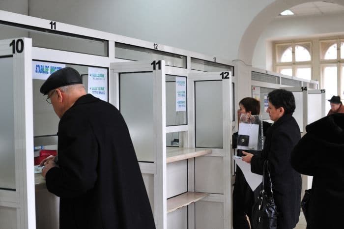 Un funcţionar vă vorbeşte într-o limbă străină? Poate fi dat afară