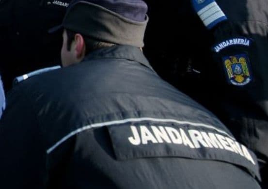 Tânără imobilizată de jandarmi după ce a ameninţat că se aruncă de pe o clădire