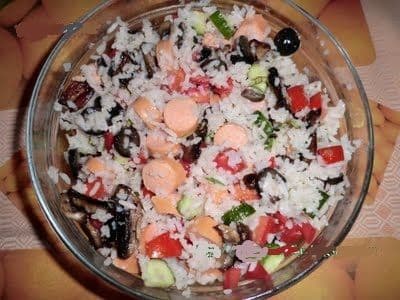 Salată cu crenvuști și ciuperci