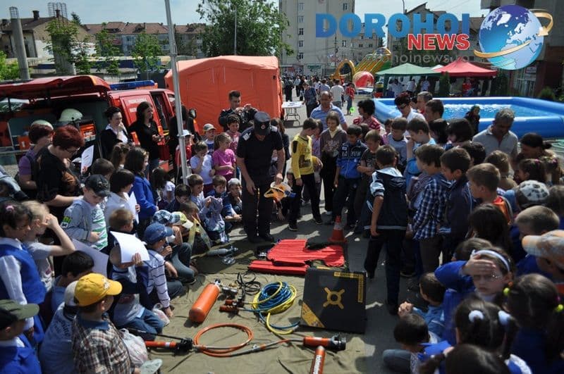 Punct mobil de informare preventivă a I.S.U. Botoşani dedicat Zilei Internaţionale a Copilului