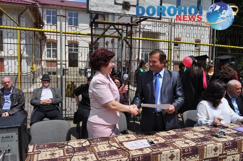 Elevii claselor a XII- a de la Colegiului Național „Grigore Ghica” Dorohoi la finalul anilor de liceu