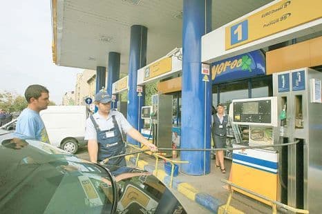 Petrom a ieftinit carburanţii