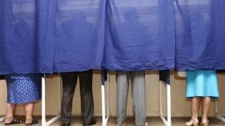 BEJ repară greşeala. Membrii secţiilor de votare nu au voie să intre în cabinele de vot