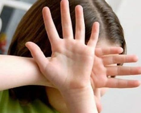 La cinci ani, traumatizată de educatoare: „M-a închis în debara, mă bate şi mă trage de păr”