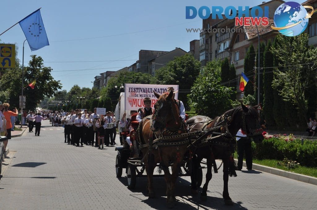 VIDEO/FOTO - Paradă impresionantă în a doua zi a Festivalului Național de muzică populară „Mugurelul”