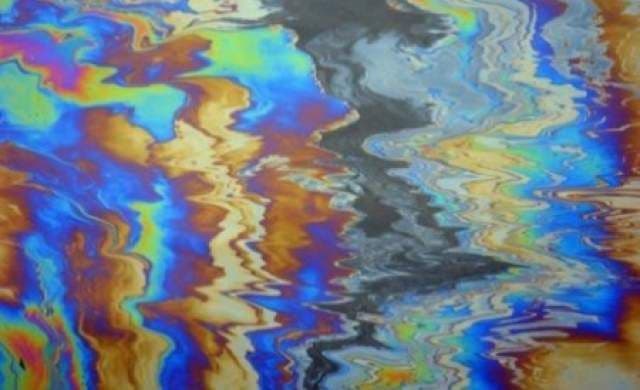 Probleme pe Litoral: O hulă a scos petrol la suprafaţa apei