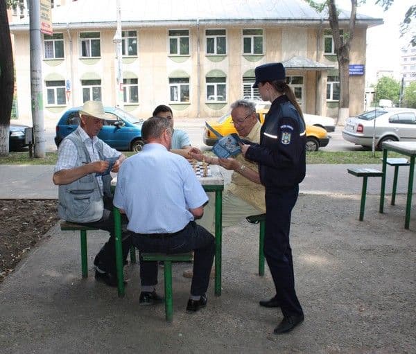 Poliţiştii derulează campania de informare destinata elevilor pentru o “Vacanţă în siguranţă”