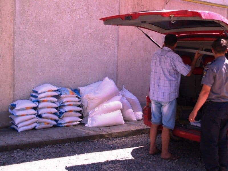Zahăr pentru piaţa neagră confiscat de poliţiştii de frontieră