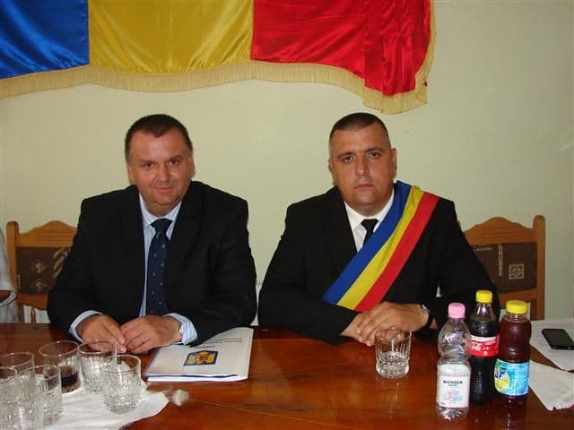 Andrei Dolineaschi, alături de Relu Tîrzioru care şi-a început vineri cel de-al treilea mandat la conducerea Primăriei Săveni