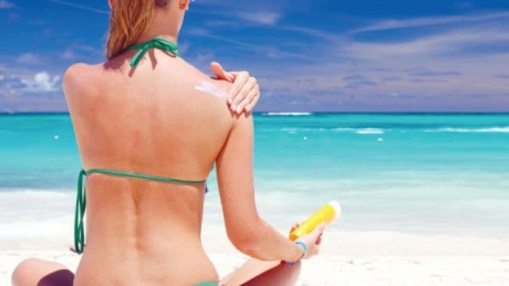 Trucuri eficiente pentru a fi frumoasă pe plajă fără pic de machiaj