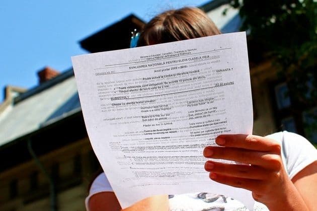 Luni începe evaluarea naţională, cu examenul la română. Vezi calendarul probelor