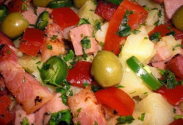 Salată cu suncă de pui și bacon