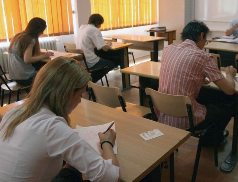 Emoţii pentru 253 de absolvenți dorohoieni. Proba scrisă la matematică la Evaluarea Naţională 2012