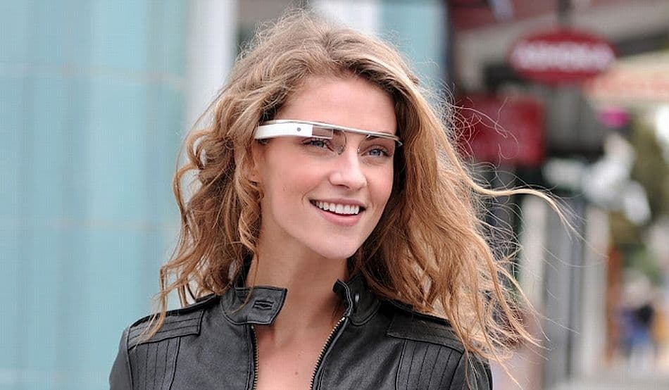 Google scoate la vânzare mai multe perechi prototip de ochelari conectaţi la internet