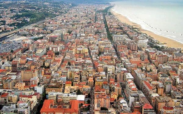 Un român din Italia a murit căzând de pe terasa unei clădiri, unde dormea pentru că în casă era cald