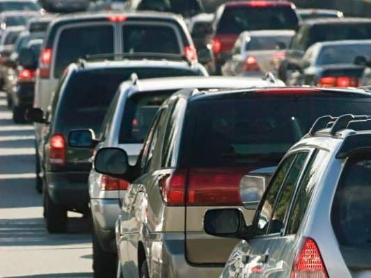 Canicula a dat circulaţia rutieră peste cap. Vezi drumurile cu restricţii