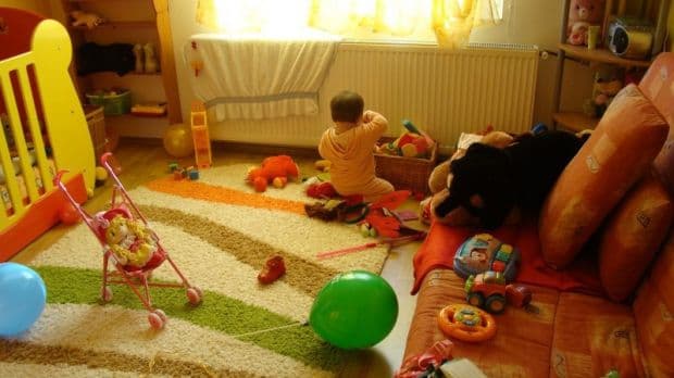 Tactici că să îţi faci copilul să cureţe camera sau să strângă jucăriile