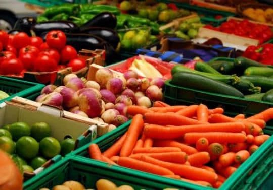 Canicula ieftinește legumele și fructele. Comercianții au redus prețurile la jumătate