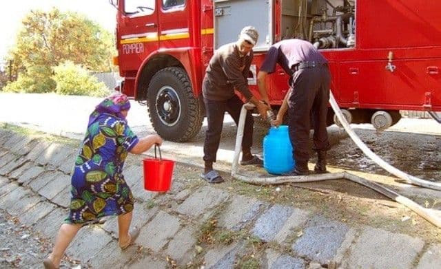 Locuitorii comunei Hilişeu Horia primesc apă cu cisternele pompierilor