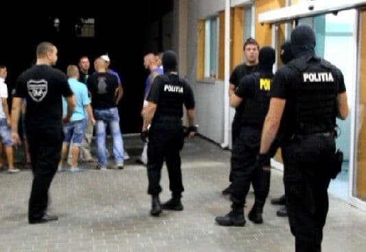 INCREDIBIL! Trei tineri au fost înjunghiaţi într-un club din Botoşani