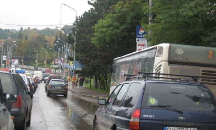 Trafic restricţionat pe podul de peste râul Suceava, în zona Bazarului