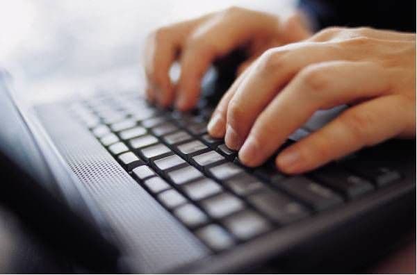 Tinerii din Europa solicită sprijinul autorităţilor şi companiilor din domeniul IT pentru combaterea pericolelor din mediul online