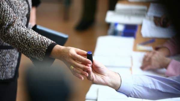 CCR a decis: Referendumul, validat dacă participă jumătate plus unu din cei înscrişi în liste. Ministerul de Interne REFUZĂ să aplice decizia Curţii